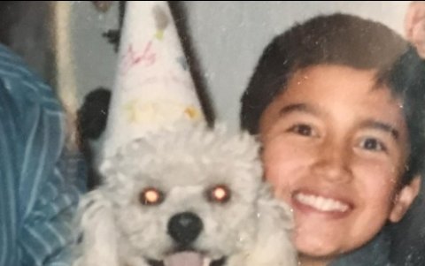 Franz junto a su perro Xuztin, quien fue parte de su inspiración como artista.