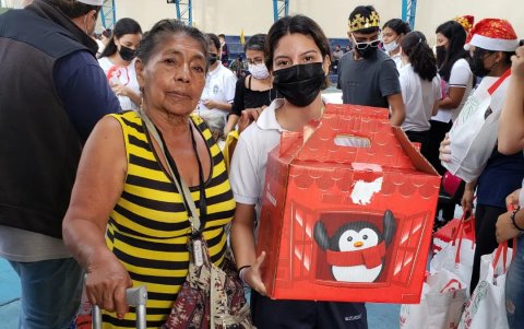 Los estudiantes de La Inmaculada entregaron canastas con productos.