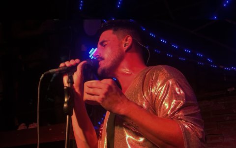 Daniel Vinueza interpretando Avión de papel.