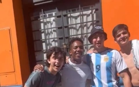 Djorkaeff Reasco, delantero de la Tri, festejó el título Mundial de Argetina, entre jóvenes albicelestes.