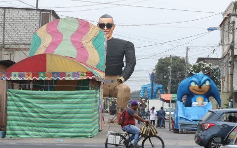 En el Suburbio se observan algunos monigotes que se están terminando de elaborar