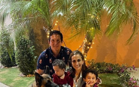 María José Flores con su familia.