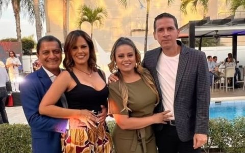 Mauricio Ceballos con su esposa Rosita y los actores Martín Calle y Cecilia Cascante.