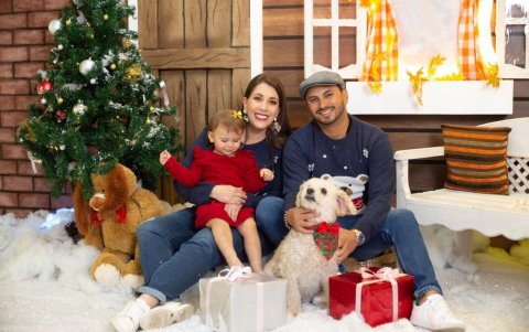 Cynthia Raby con su pareja e hija.