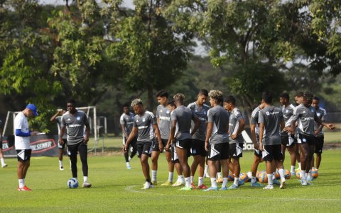 Entrenamiento de Emelec en el Polideportivo los Samanes.