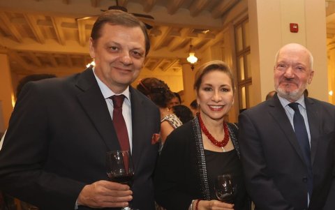 Thierry Souet, cónsul honorario de Francia en Guayaquil, y su esposa María Fernanda Mora-Souet, junto a su embajador, Frédéric Desagneaux.