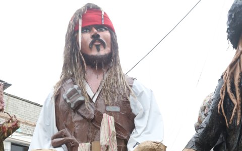 Los artesanos dan los últimos retoques a los moinigotes gigantes para tenerlos listos