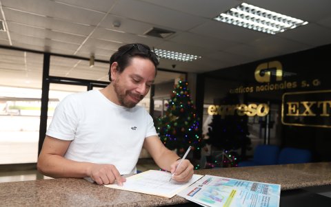 Entrega. Pedro Jiménez, de la Universidad de Cuenca, también participa.