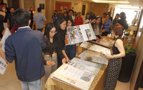 Acto. Los alumnos de la Universidad de Guayaquil durante la entrega de los proyectos.