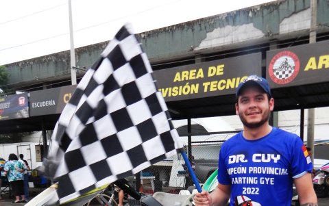 Juan Felipe con la bandera a cuadros de campeón.