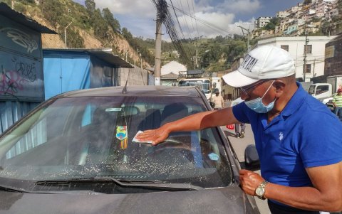 Consecuencias. Una vez que se detuvo la caída de la ceniza, uno de los moradores de Cutuglagua, sur de la capital, salió de su domicilio para limpiar su carro, ya que podría afectar la pintura.