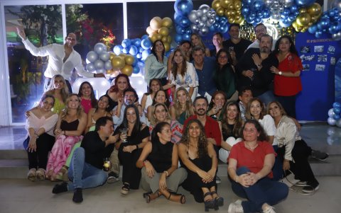 El grupo de exalumnos posa para la foto oficial.