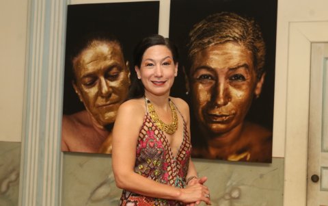 Obra. María Verónica León, se coloca frente a dos de los cuadros que corresponden al segmento de los autoretratos.