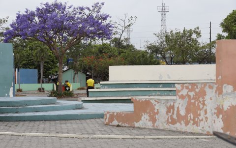 Atención. Hasta el pasado martes así lucían de despintadas las paredes y gradas. El Municipio informó que todo será pintado.