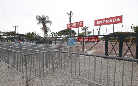 Cierre. La comunidad no sabe por qué la laguna y las máquinas geriátricas no pueden usarse todos los días, como antes.