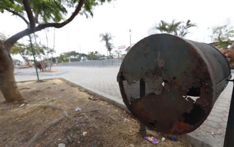 Algunos tachos permanecen en mal estado en el lugar.