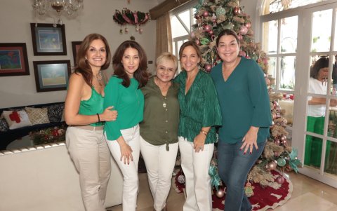 María Fernanda Yépez, Lía Ycaza, Olguita de Feraud, Patty Baquerizo y Diana Tamariz.