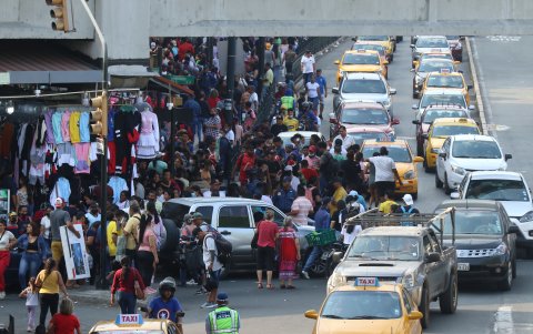 Guayaquil. En las calles del centro no hay donde poner un pie, se queja la ciudadanía de forma permanente.