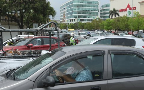 La Puntilla. Los atascos se extienden sin horario en todos los tramos de la arteria principal.
