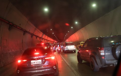 En el túnel que conecta al norte de la ciudad con el centro, este era el escenario. Una hilera de vehículos detenido y que se extendía en cada extremo.