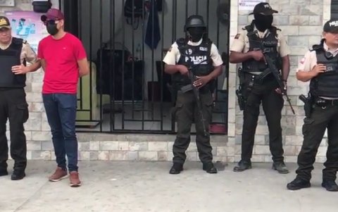 Barbería. Elementos policiales indagan en local donde hubo otro crimen.