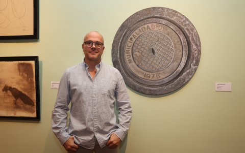 El artista Juan Pablo Toral junto a su obra.