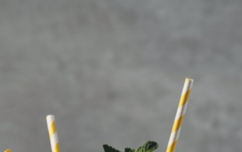 La piña colada es la bebida tropical ideal para un día de playa