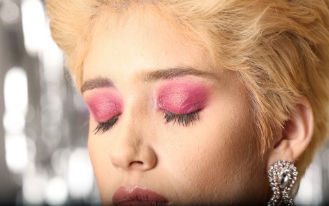 Es el color del 2023 según Pantone, así que lúzcalo en sombras o labial.