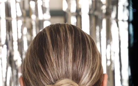 Si va a utilizar una prenda de cuello alto o si quiere destacar los hombros, este es el peinado ideal.