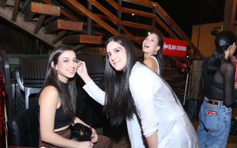 María José Avilés y Margarita Naranjo. Atrás, María Fernanda Rizzo.