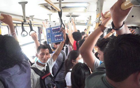 2. Dentro de los buses. La presencia de comerciantes informales incomoda a los usuarios que tratan de evitarlos. Las ofertas son variadas.