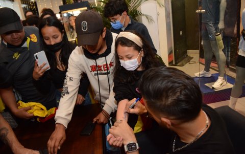 Una seguidora le pidió al golero de la Tricolor que le firme el brazo para hacerse un tatuaje.