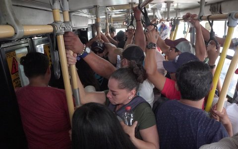 Las personas van dándose apretujones en el interior del bus