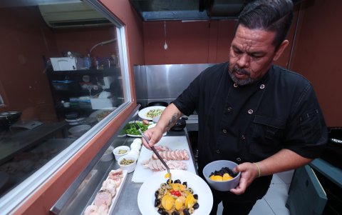 Chef. Andrés Blanco es uno de los expertos en gastronomía que ofrecen un menú personalizado para las cenas de Navidad y de Fin de Año.