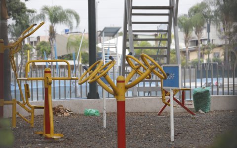 Las máquinas gerontológicas están ubicadas en el área donde se encuentra la laguna artificial.