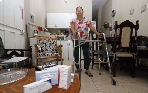 Esfuerzo. A Esther Mosquera le preocupa no tener el dinero para los fármacos que el Seguro Social no le proporciona.