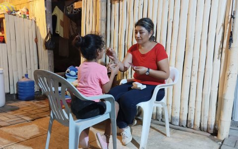 Necesidad. Elizabeth Cruz busca la forma de suplir la demanda de medicamentos que necesita tomar Saria.