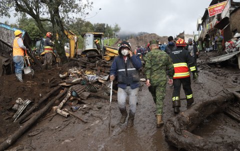 Moradores y militares unieron fuerzas para ayudar en el aseo del sector.