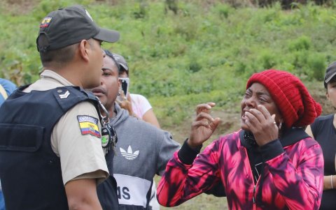 Los familiares de los internos solicitaban información a la Policía.