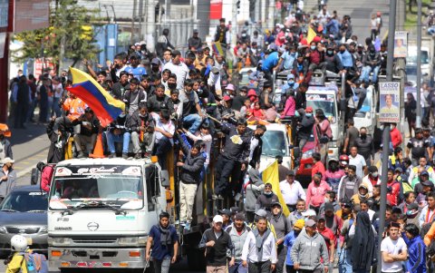Miles de manifestantes salieron a las calles para protestar en contra del Gobierno.
