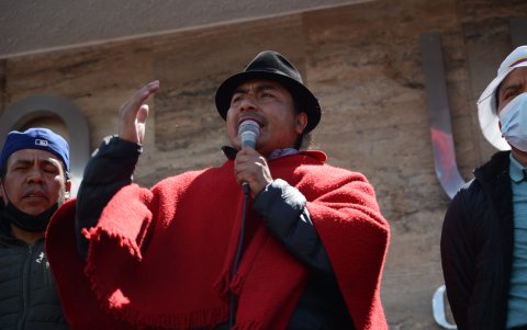 Leonidas Iza dirigiéndose a los manifestantes.