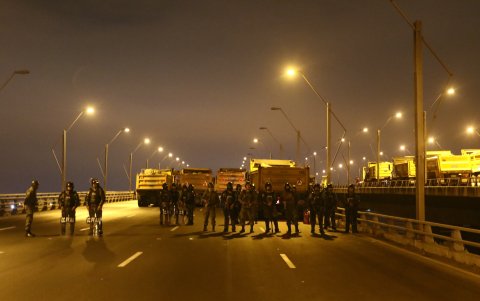 Los militares resguardaron las vías del país con el fin de evitar que los disturbios se intensifiquen.