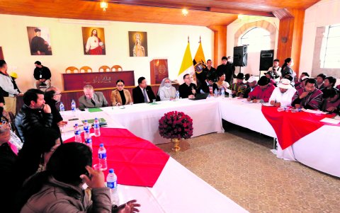 Reunión entre los representantes del Gobierno y las organizaciones indígenas.