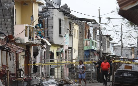 Fachada de algunas de las casas situadas en la calle 8, luego del atentado.