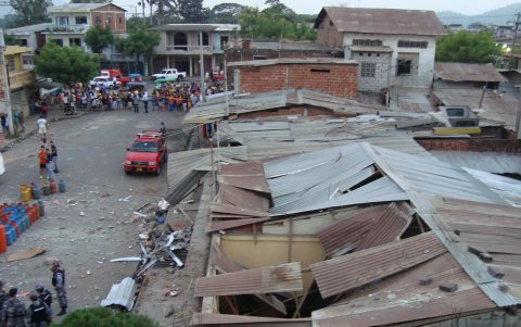 Panorámica del techo de algunas viviendas después del atentado.