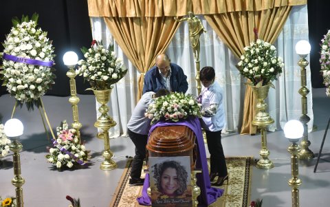 La madre de María Belén Bernal y su hijo junto al féretro de la abogada.