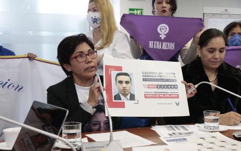 Elizabeth Otavalo, madre de María Belén Bernal, en una rueda de prensa.