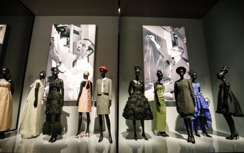 Los trajes de los diseñadores de Dior, Marc Bohan e Yves Saint Laurent, se exhiben en la exposición.