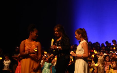 Mercedes Váscones de Muñoz junto a las alumnas Michella Bolaños y Sofía Salcedo.