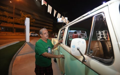 Participación. En la jornada también se presentaron combis, que también se lucieron con luces navideñas. 